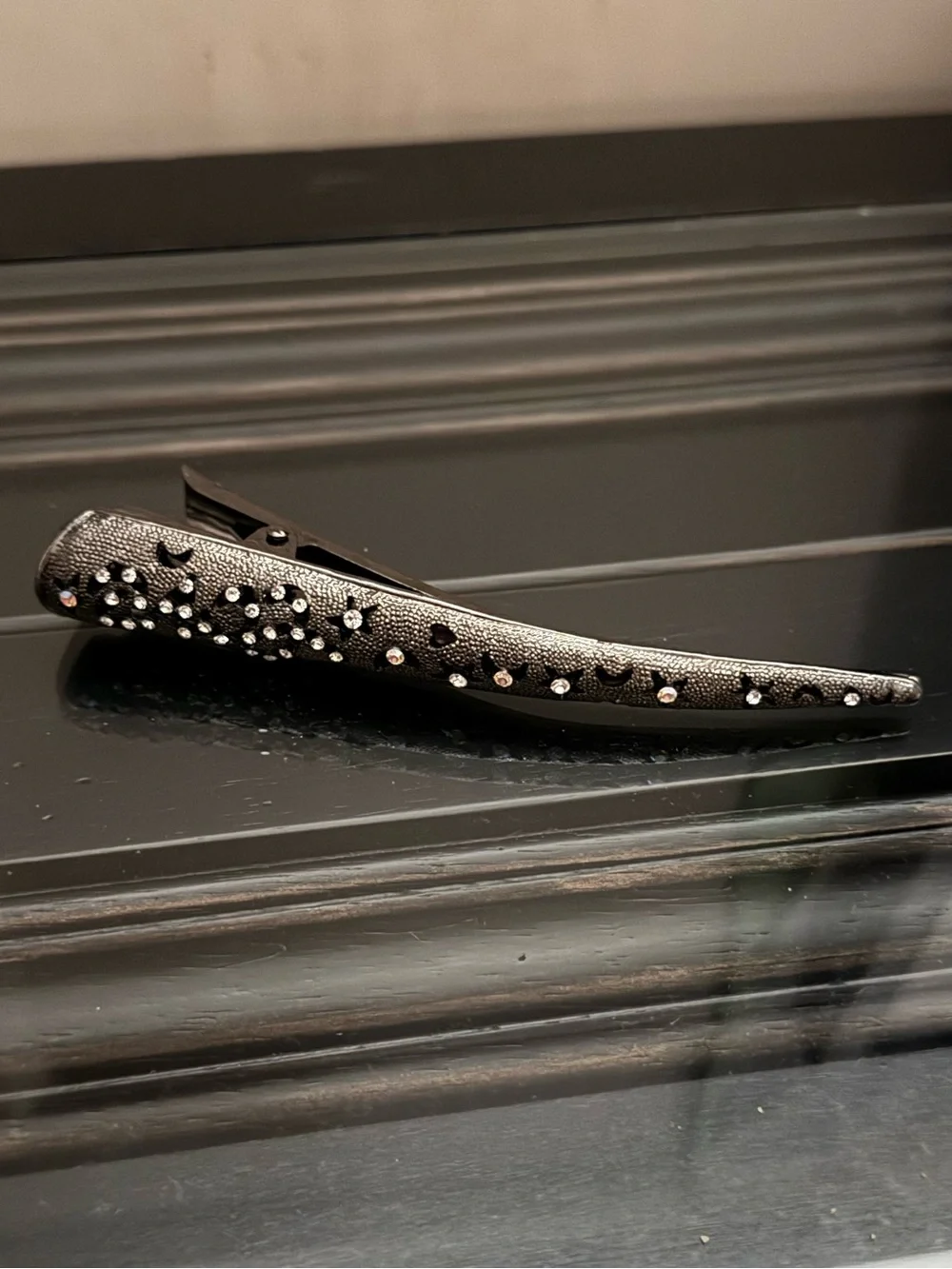 Gunmetal strong clip with crystals.